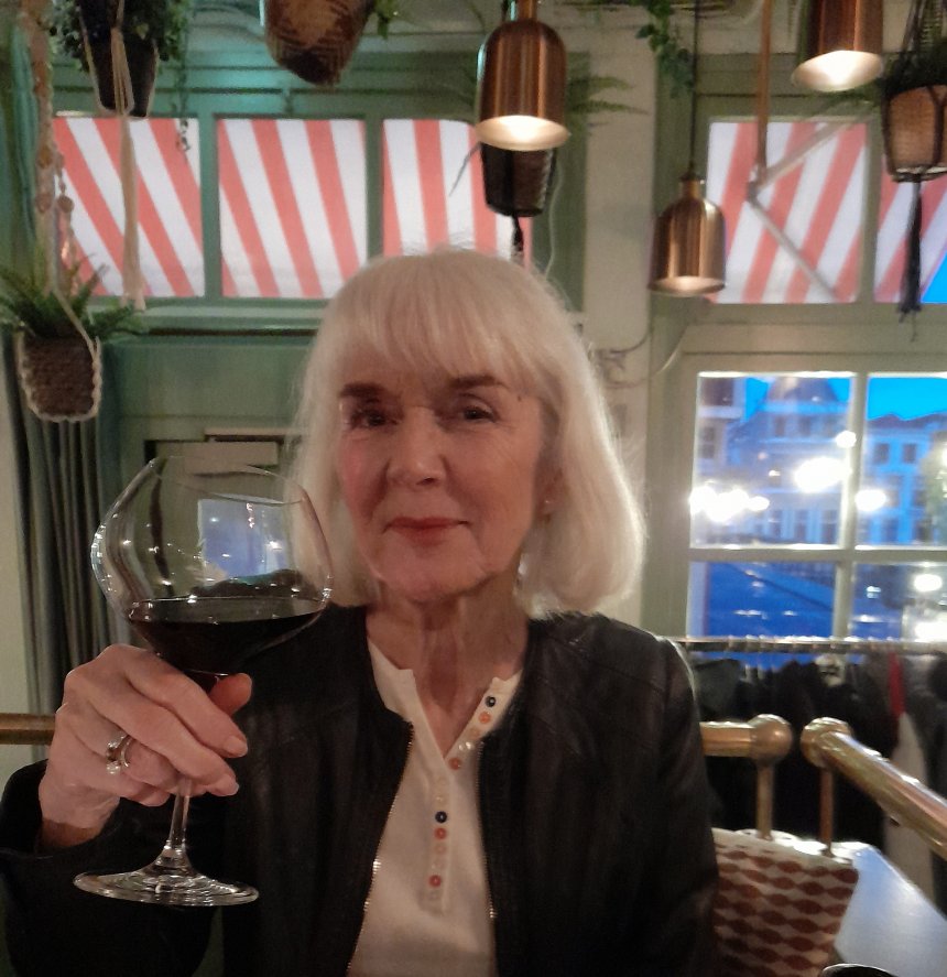 Gisteravond. Met een glas Chateau Musar van 2016 uit Libanon.