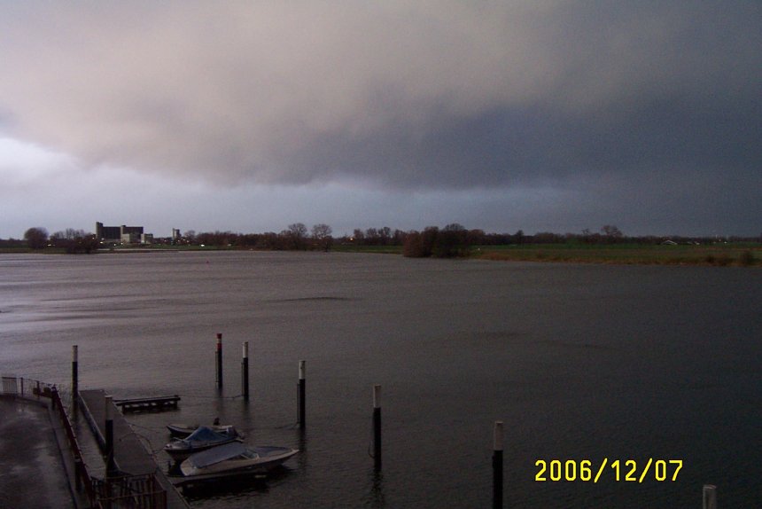 Slecht weer boven de Bommelerwaard (foto uit het raam van ons flatje)