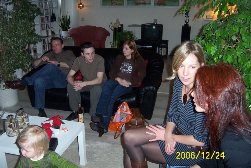 Linksonder Esri, op de bank vlnr Jeff, Rommert, Esther, rechts Floor en Barbara