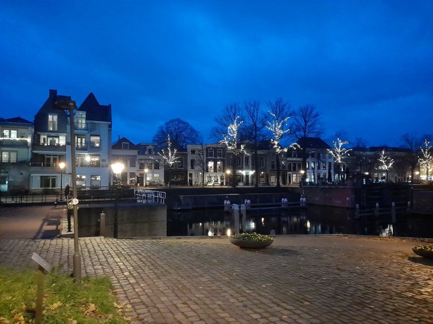 De Lingehaven gisteravond met links de sluis en ons huis.