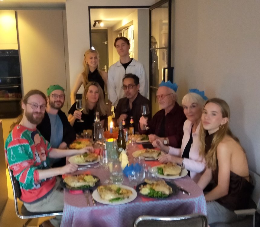 Kerstdiner bij Floor & Jason. Zittend vlnr. Bas, Rommert, Floor, Jason, ik, Anna en Lisa. Staand Flo en Thijs.