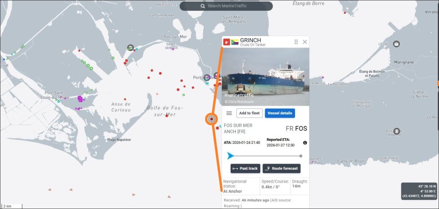 De olietanker 'Grinch' uit de Russische schaduwvloot, voor anker in een baai bij Marseille (bron:Marinetrafifc)