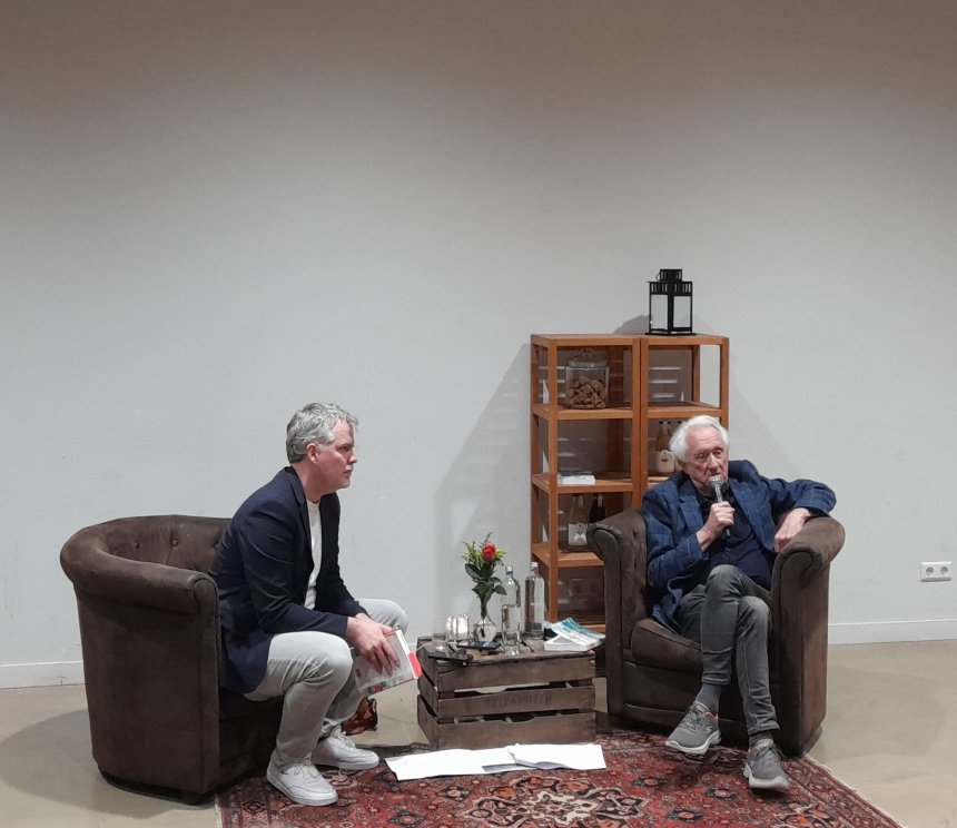 Ineterviewer Simon Boersma (l) en auteur Bert Kool.