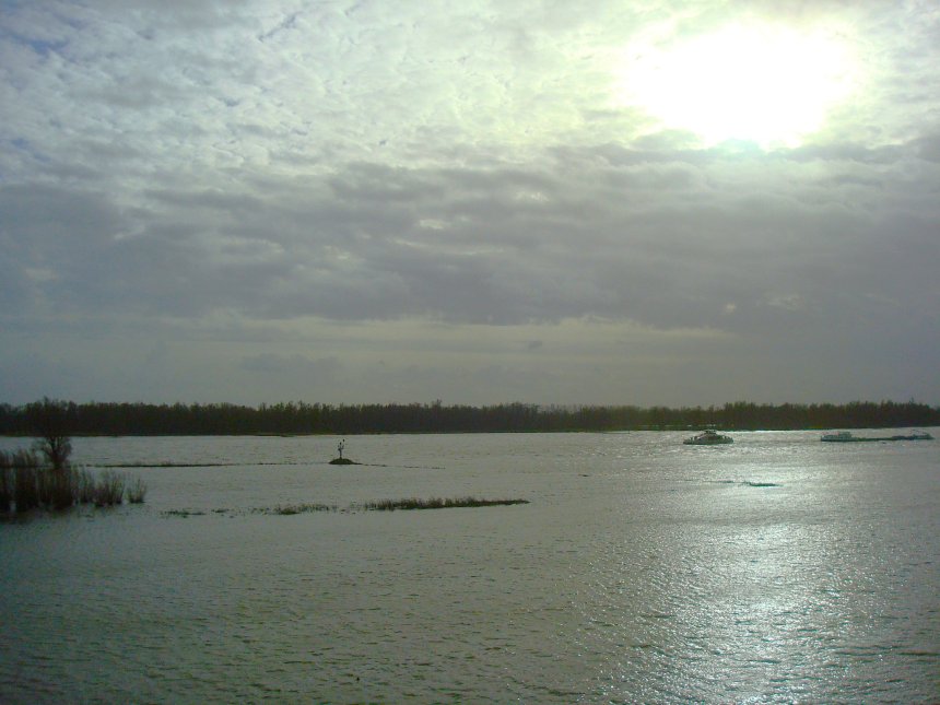 De Merwede staat hoog. (foto:Annet Ardesch vanaf het 7e Bastion).