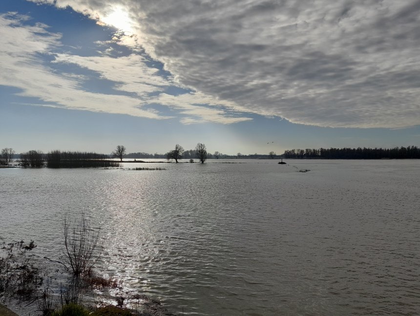 De Merwede vanochtend in stroomopwaardse richting Woudrichem. Rechts de eerste bewolking van het regenfront.