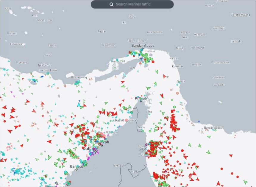 De Straat van Hormuz vanmorgen op MarineTraffic. Bijna geen scheepvaart. Ter weerszijden steeds meer wachtende schepen.