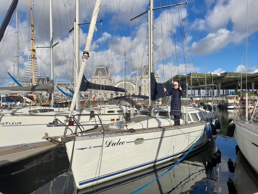 Dulce in de Mercator Marina. Op de achtergrond zie je het station van Oostende.