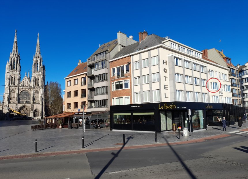 Hotel Le Bassin in Oostende. Rechts de Visserskaai, links de Sint-Petrus-en-Pauluskerk op het gelijknamige plein. In de rode cirkel onze kamer. Anna staat voor de ingang. Het lichtgele pand links is Bistro Beethoven.