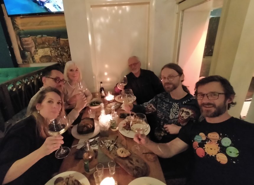 Het 'Zijlstra-diner' bij Sirtaki. Vlnr. Floor, Jason, Anna, ik, Bas en Rommert.