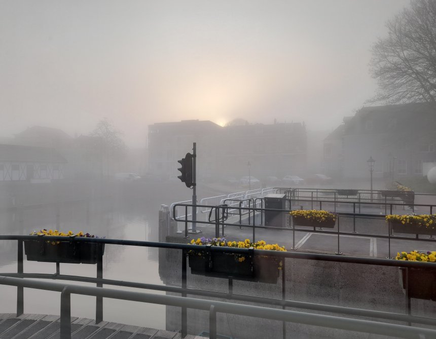 Mist en violen. De haven bij de zonsopkomst vanmorgen.
