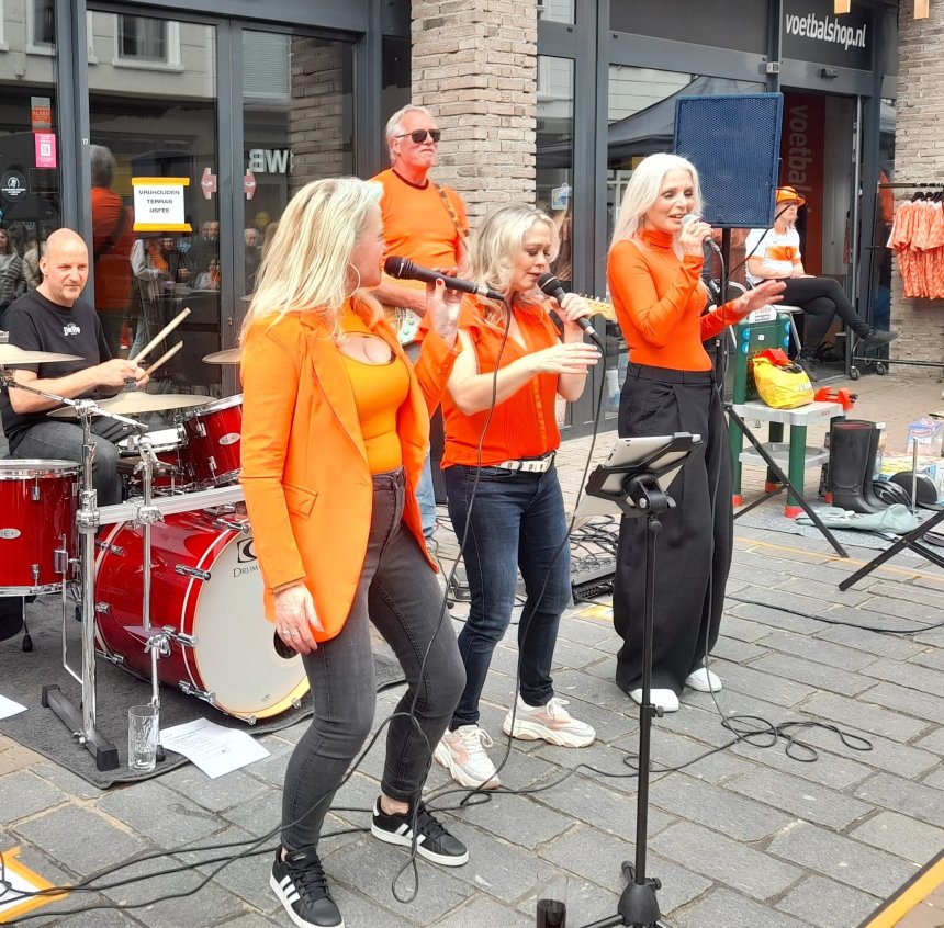 Koningsdag in de Arkelstraat. Optreden van 'True Colors'. Anna's dochter Barbara staat rechts.