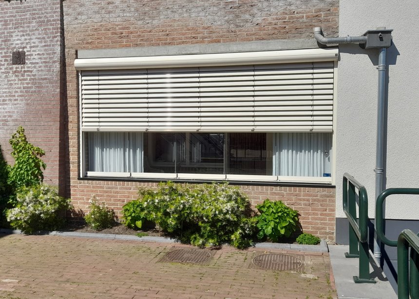 Ons geveltuintje op de sluis. De Choisya's staan in volle bloei.