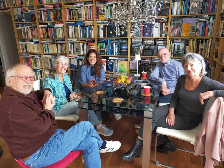 Het bestuur van de Gorcumse Poëzieroute bij ons bijeen voor een kennismaking met Esmay Usmany, Gorcums stadsdichter.. Vlnr. ikzelf, Karen, Esmay, Marcel en Suzan.