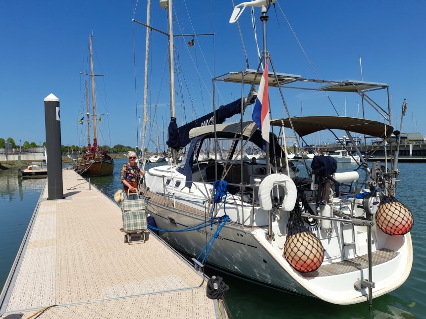 Dulce aan de O-steiger van de KYCN in Nieuwpoort. Verderop ligt het antiek houten zeiljacht 'Endlich'.