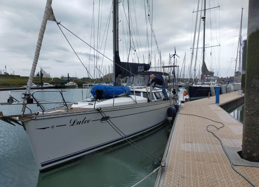 Dulce vanmorgen met het bijbootje op het voordek met het zeil erover.