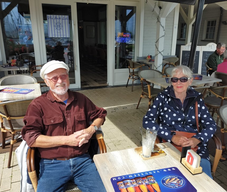 Vanmorgen aan de koffie bij de haven.