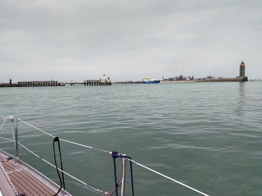 De inloop van Dunkerque. Drie rode lichten verbieden de invaart, want er komt een kleine gastanker uitvaren.