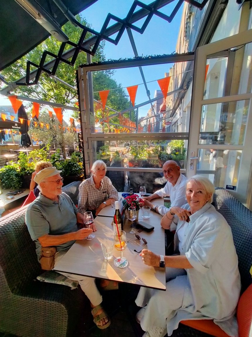 Met Piet & Ineke in Restaurant Soif. De persoon achter mijn hoofd is de 'dame' die zat te roken en de smerige uitademingslucht onze kant op stuurde.