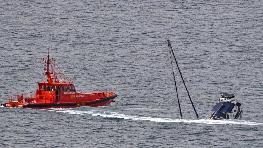 Het Britse jacht 'Idem' zinkt bij de Spaanse noordwestkust na een aanval door orca's.  © Salvamento Maritimo